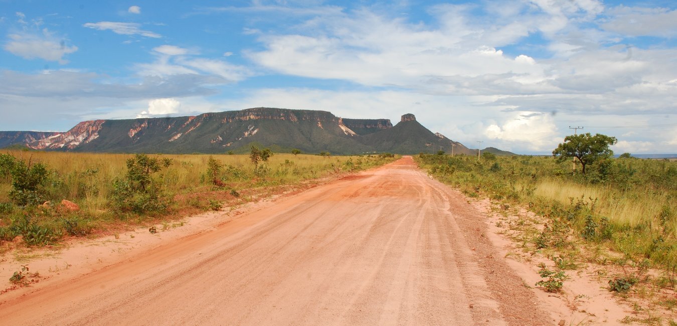 a região encanta por suas águas abundantes, chapadões e serras com clima de savana, além da paisagem de cerrado, com direito a dunas alaranjadas