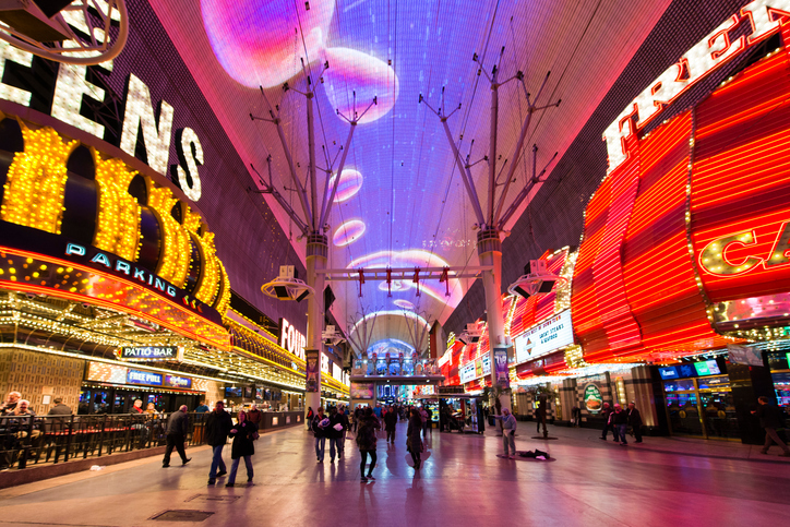 Turistas caminham pela famosa Fremont Street, uma das atrações de Las Vegas