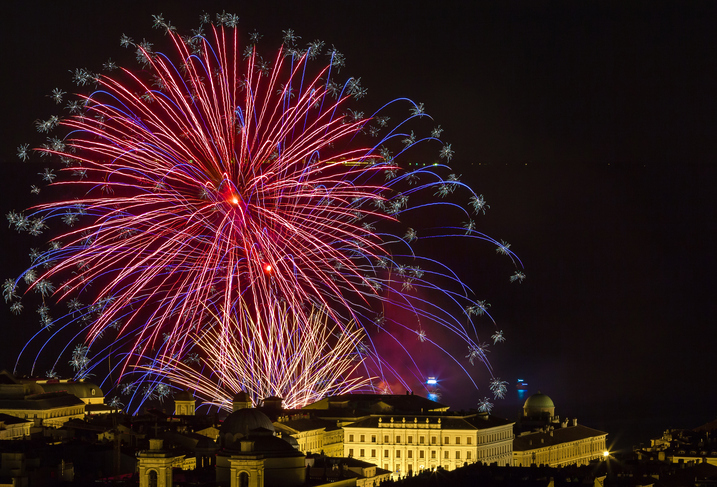 Queima de fogos ilumina a noite de Trieste, na Itália