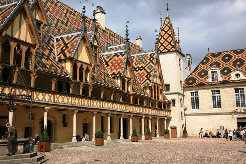 Museu Hôtel-Dieu, famoso pela cobertura em policromia e as fachadas góticas