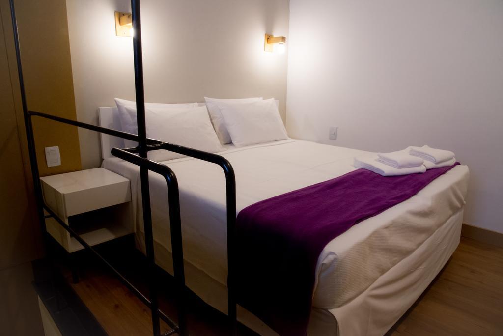 Interior de um dos quartos do Villa 25