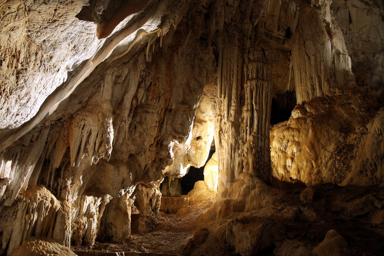 Interior da Gruta de São Miguel