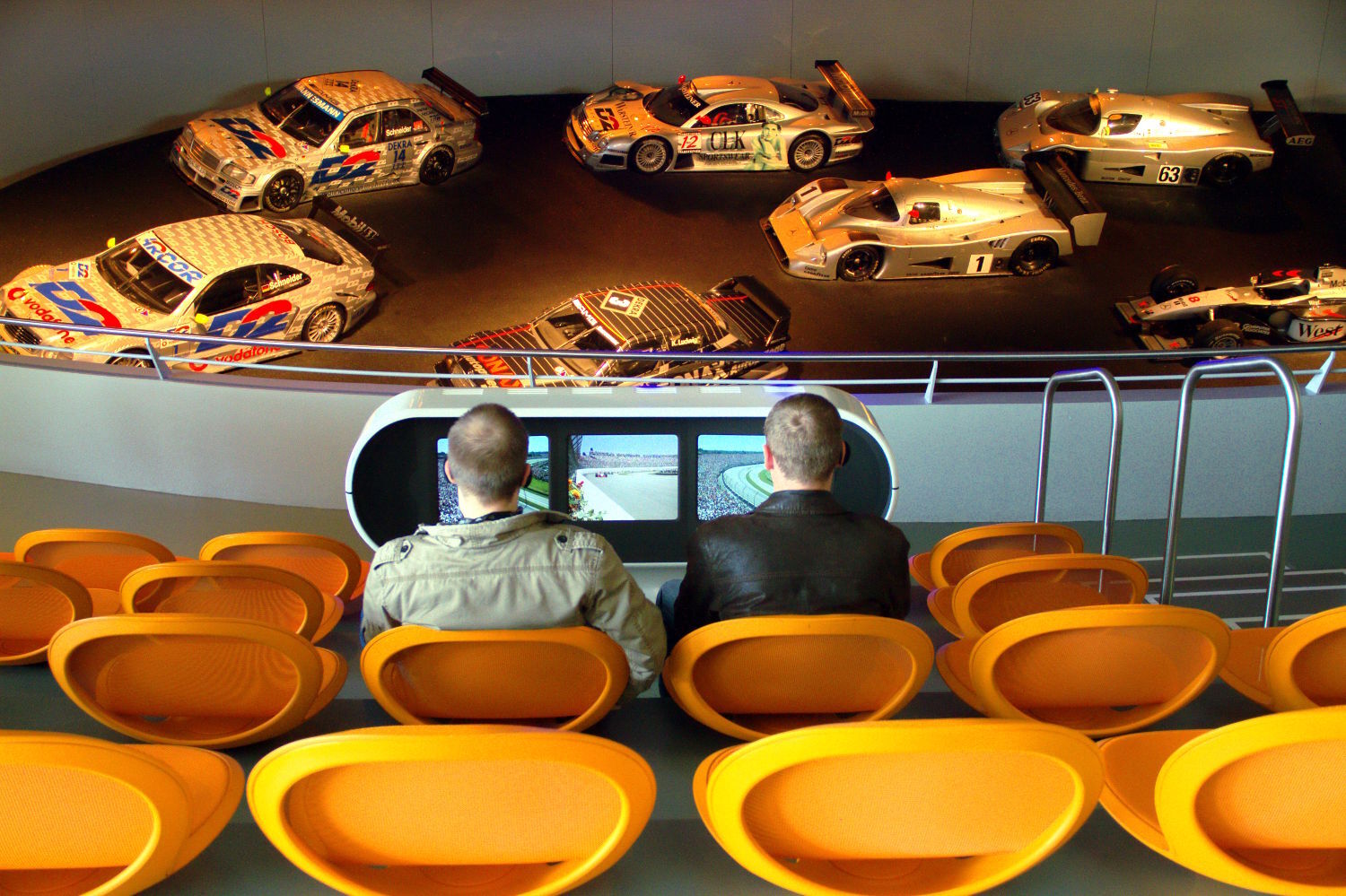Vista da sala ‘Flechas de Prata’, espaço dedicado às corridas de carro em que o visitante se senta em uma arquibancada com seis monitores com registros de competições históricas