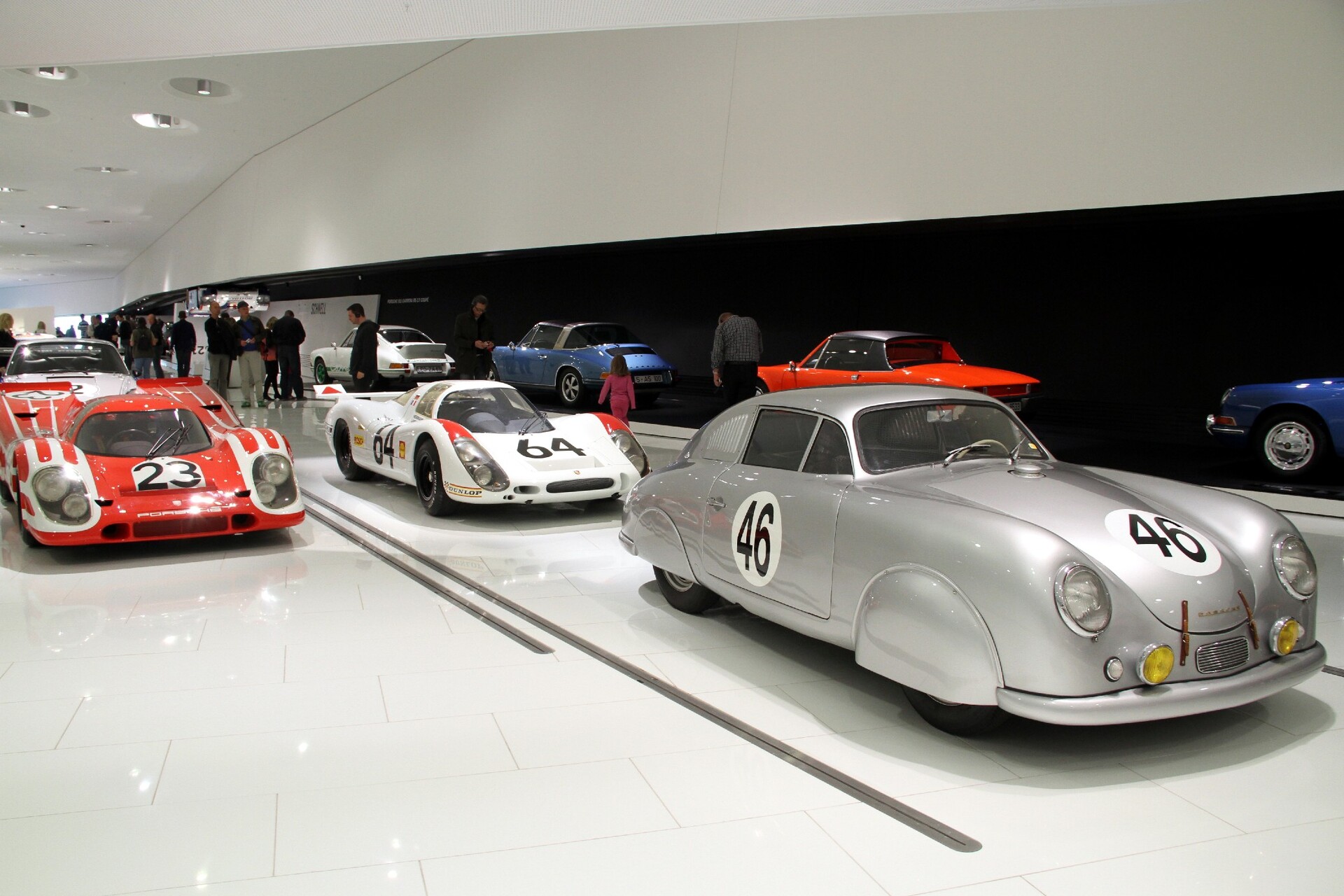 Localizado em Stuttgart, na Alemanha, o Porsche Museum possui um acervo com mais de 80 modelos da marca que estão expostos em um espaço de 5.600 m²