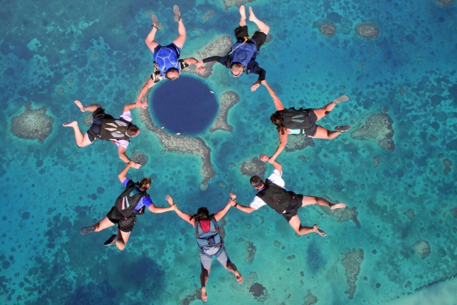 O Blue Hole em Belize – uma enorme barreira de corais