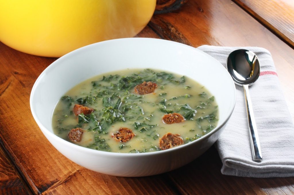Caldo Verde, tradicional sopa portuguesa. Pratos típicos.