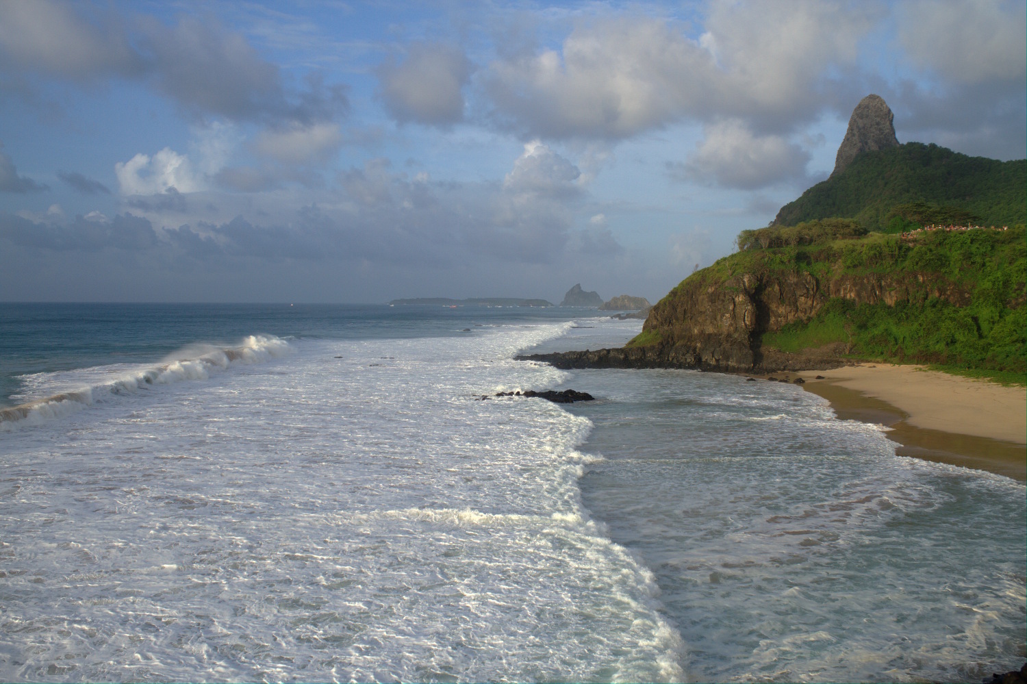 Praia do Americano, durante temporada de swell, em Fernando de Noronha