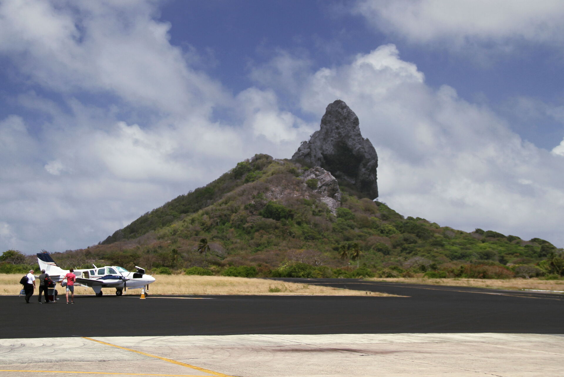 Vista parcial da pista do aeroporto de Fernando de Noronha, a 545 km do Recife