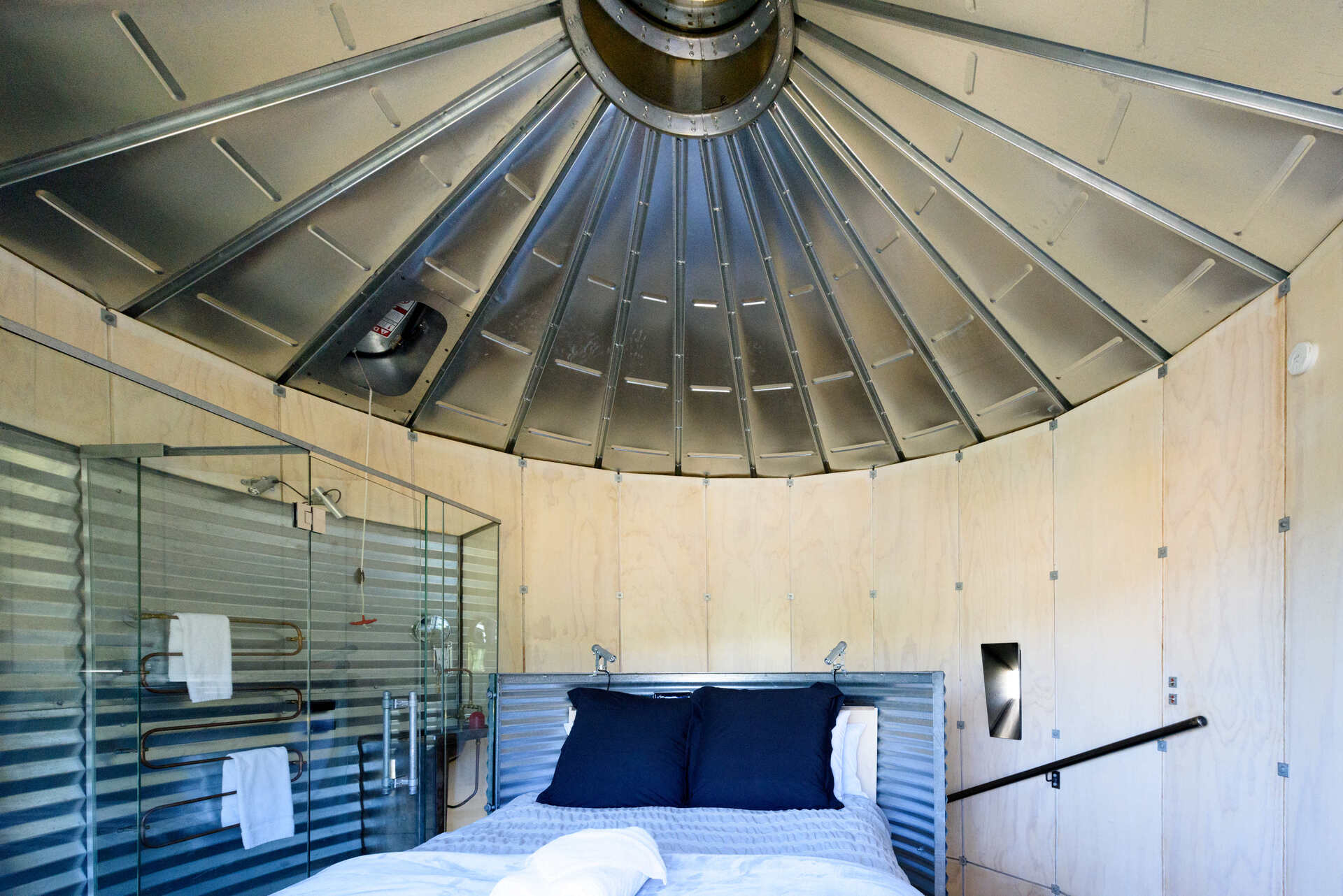 Um dos quartos do Silo Stays at Little River, em Christchurch