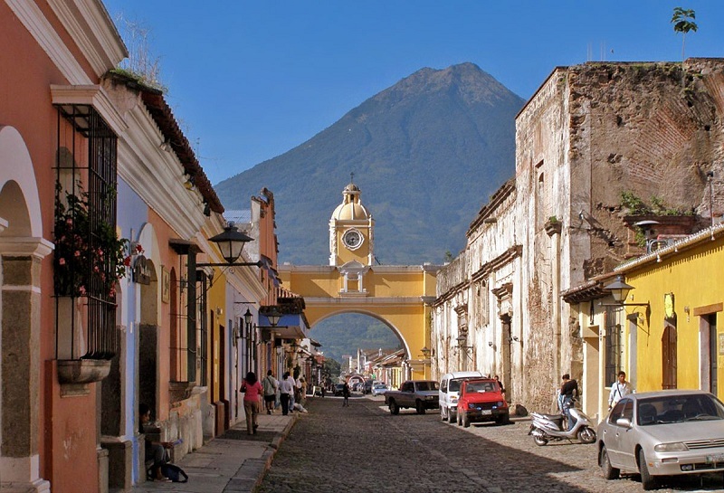 A charmosa cidade de La Antigua Guatemala, rodeada por vulcões