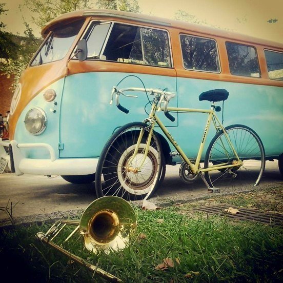 O casal Livio e Alexandra e a Kombi que virou casa