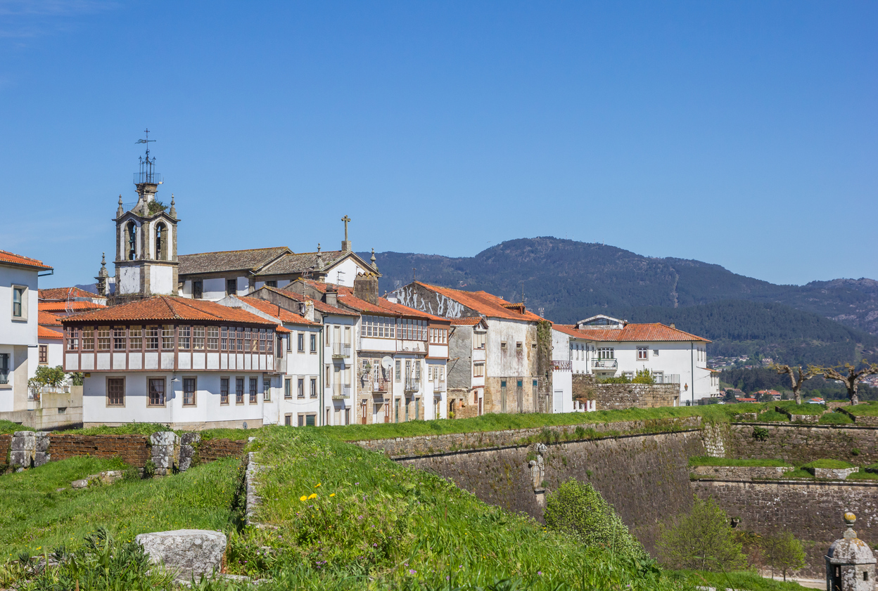 Vista das casas da cidade medieval de Valença do Minho, em Portugal
