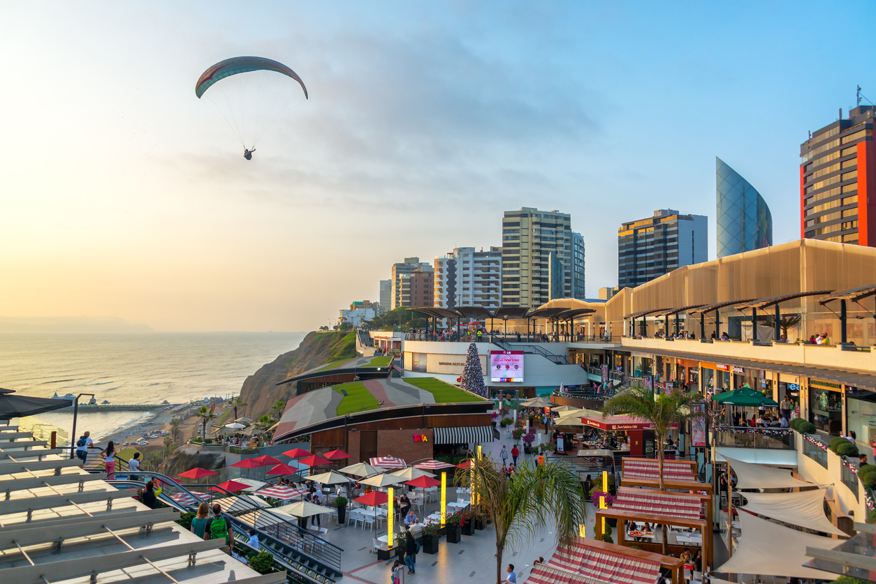 Em Lima, existem várias maneiras de apreciar o oceano Pacífico. Uma das mais interessantes é visitar o shopping Larcomar, que fica a céu aberto