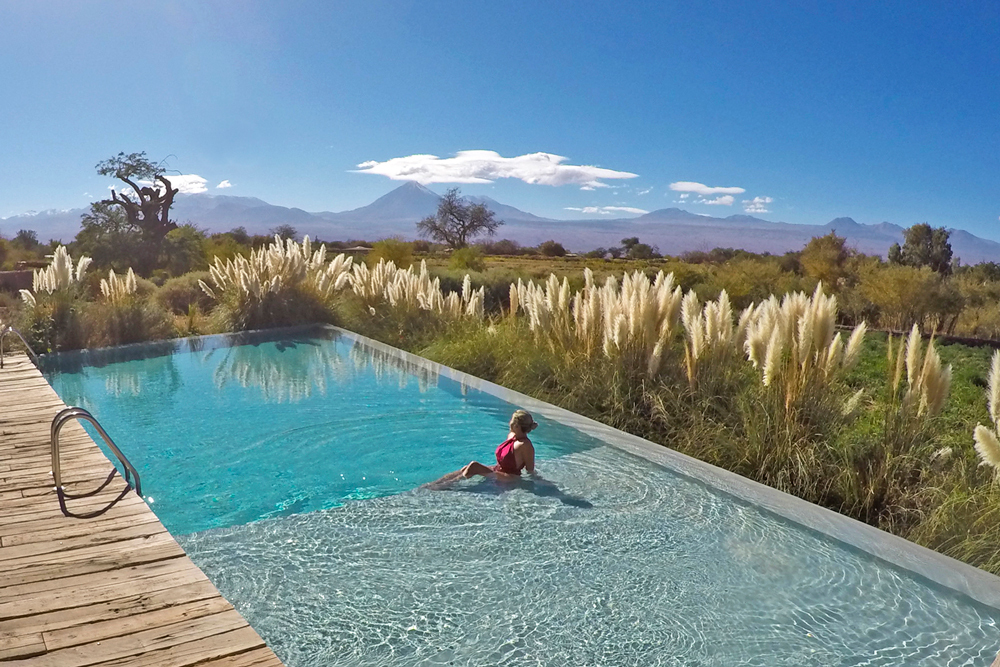 Super piscina com vista para o Vulcão Licancabur no hotel Tierra Atacama
