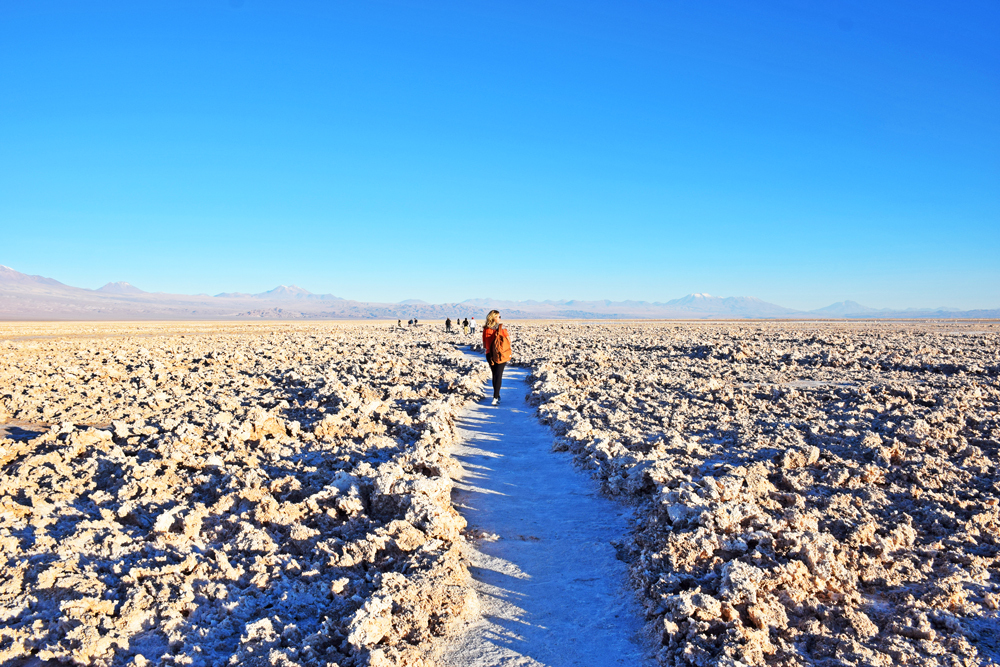 Caminhos entre o sal do Salar de Atacama