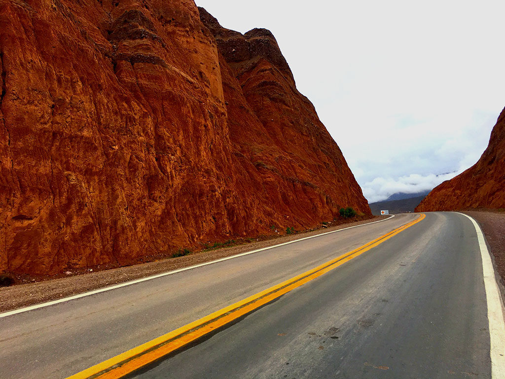 O impressionante tom avermelhado que emoldura a estrada forma o cenário perfeito da viagem