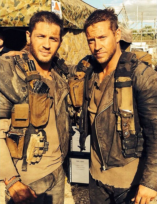 Tom Hardy e Jacob Tomuri no set de “Mad Max: Estrada da Fúria”