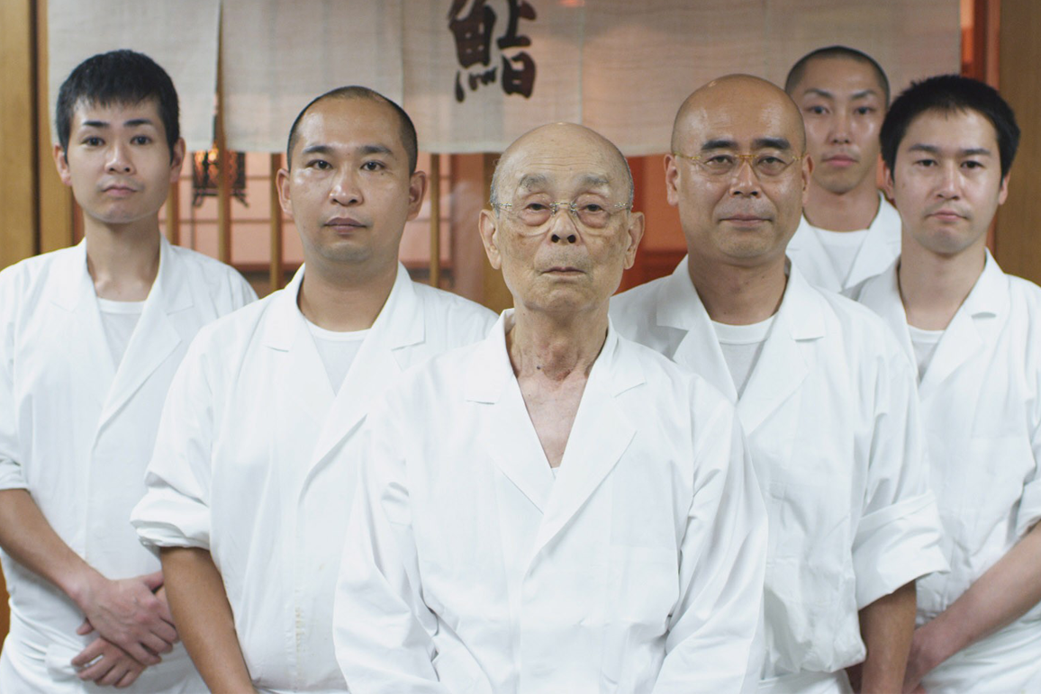 Jiro com a sua equipe de seu restaurante e o filho (à direita dele), sucessor do ofício.