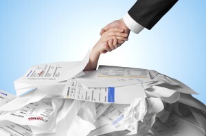 Apenas no Brasil, ao menos de 40% da população está com a corda no pescoço, quando o assunto é ‘contas a pagar’