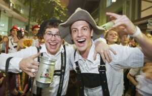 Oktoberfest de Blumenau atrai milhares de jovens