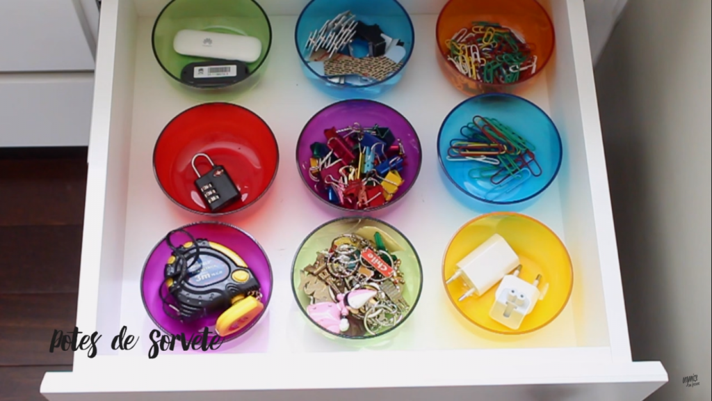 Potinhos de sorvete sevem para guardar miudezas em gavetas