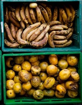 Caixa com bananas e maracujás