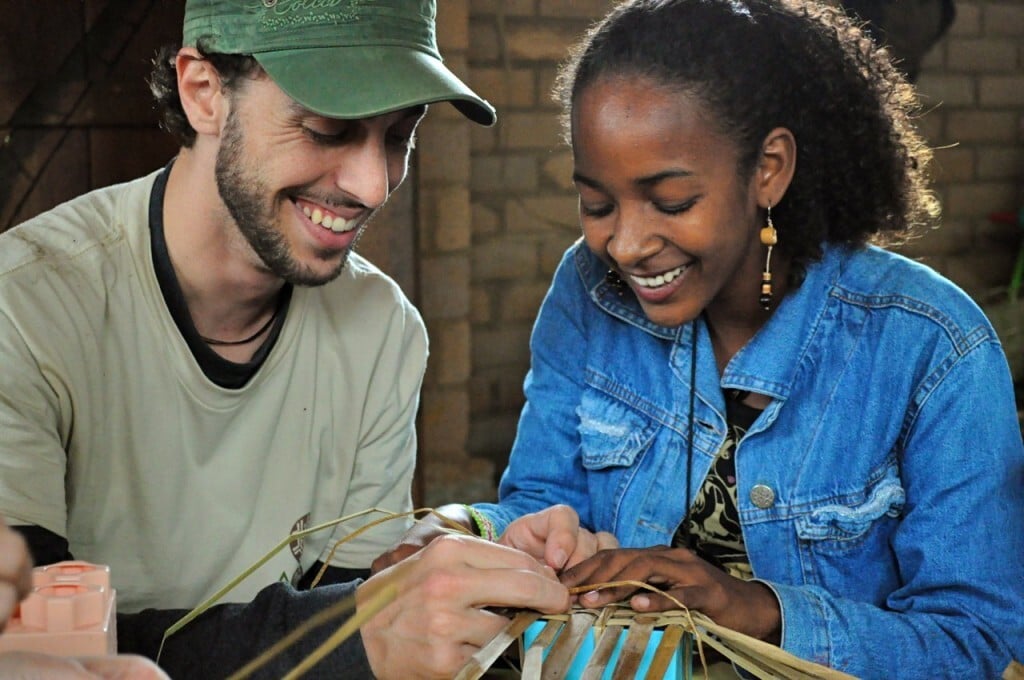 Artesã do Quilombo do Campinho, em Paraty, no litoral do Rio