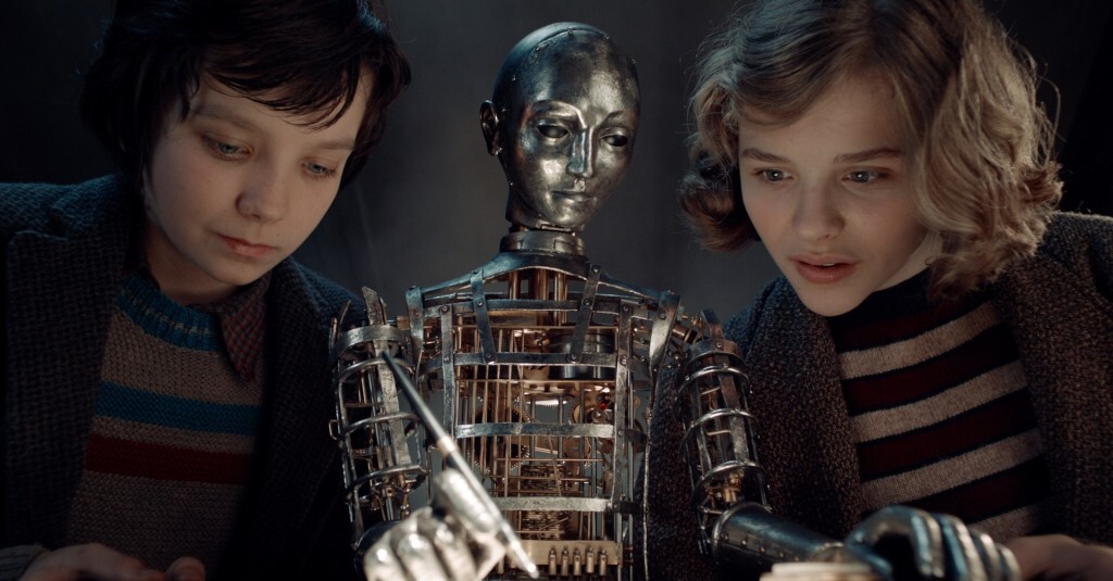 Cena do filme “A Invenção de Hugo Cabret”, de Martin Scorsese; o robô escritor da vida real é um software