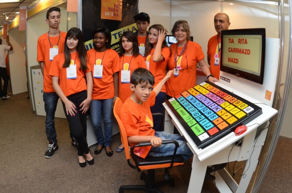 A professora Sandra Sicuro (a 2ª da esq. para a dir.), que desenvolveu o teclado gigante Nico-Tecla