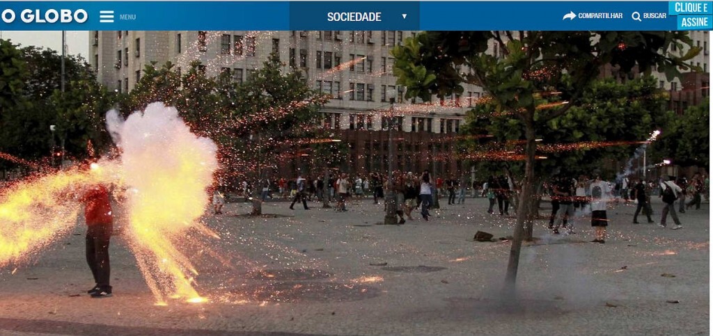 Imagem feita pelo fotógrafo Domingos Peixoto, do jornal “O Globo”, mostra o exato momento em que o cinegrafista Santiago Andrade é atingido por um rojão (Reprodução/O Globo)