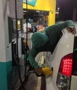 Mais um exemplo (errado) de colocar gasolina no carro