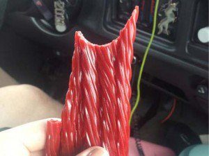 Mulher teve preguiça de separar as balas de gelatina