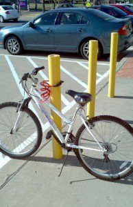 A tentativa de prender a bicicleta a um suporte deu errado