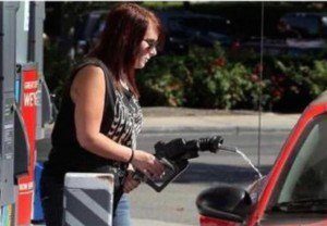 Colocar combustível no carro: essa mulher fez isso errado