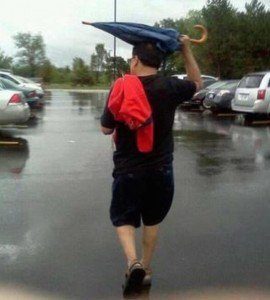 Guarda chuva: este homem usou errado