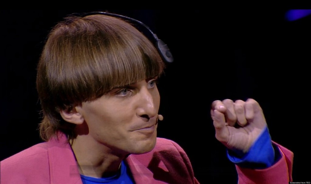 Neil Harbisson usa uma antena implantada na cabeça que lhe permite “ouvir” as cores