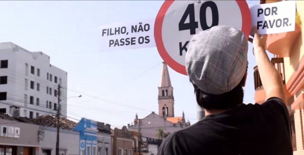 Placas de velocidade também receberam adesivos para sensibilizar motoristas