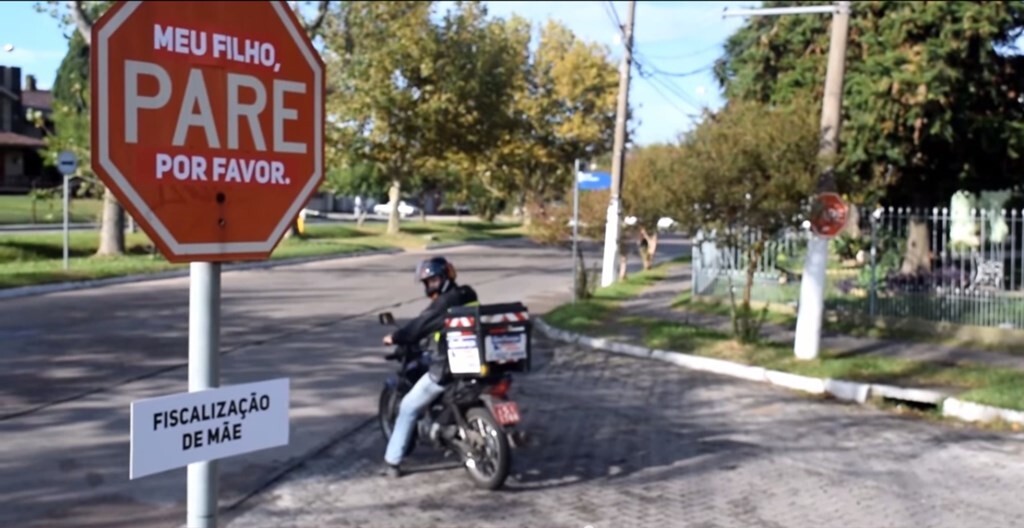 Placa com adesivos para o Dia das Mães em Pelotas, no Rio Grande do Sul