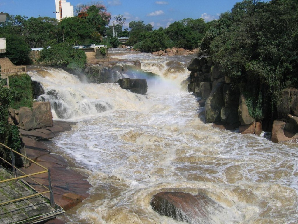 o rio Tietê na região de Salto, no interior de São Paulo (Foto: OS2Warp/Wikimedia Commons)