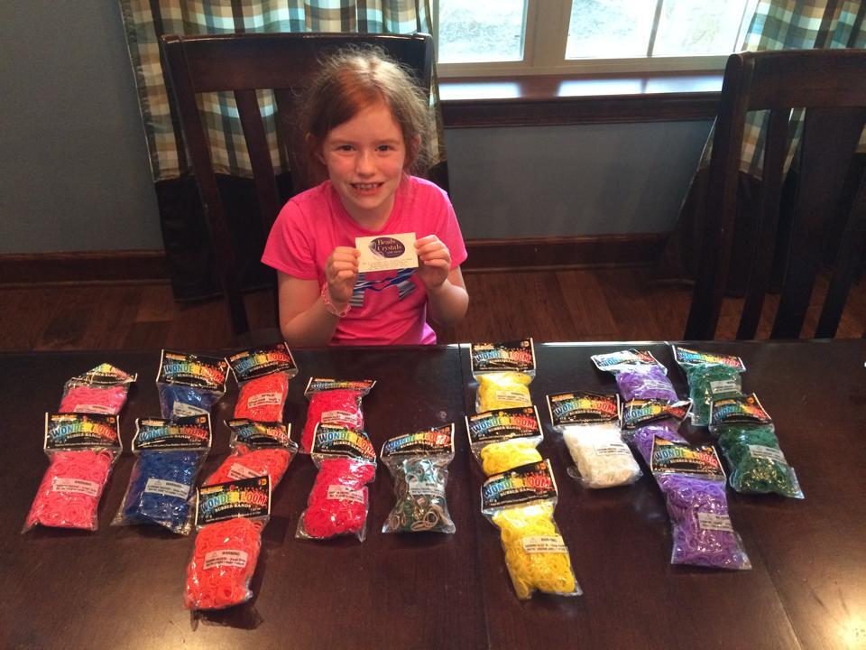 A garota resolveu fazer “pulseiras da amizade” para vender e arrecadar dinheiro