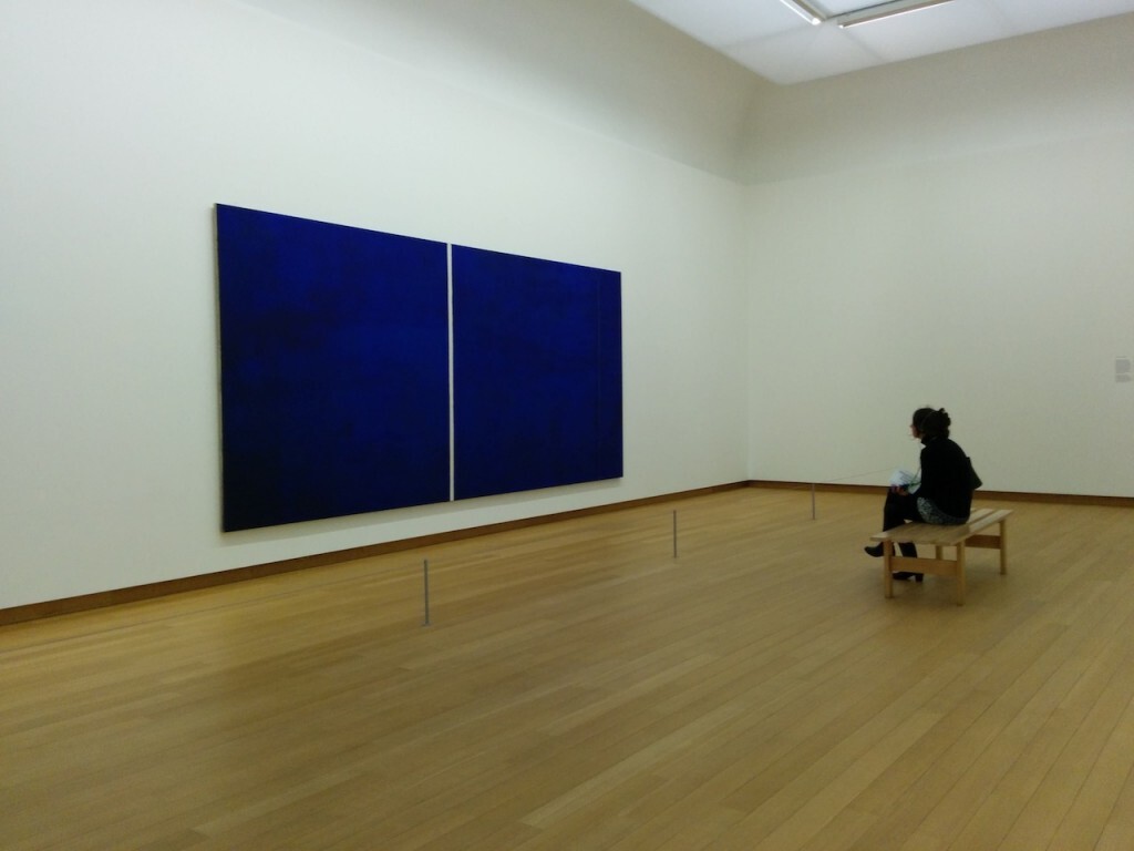 Visitante observa o quadro “Cathedra”, de Barnett Newman, no Museu Stedelijk, em Amsterdã