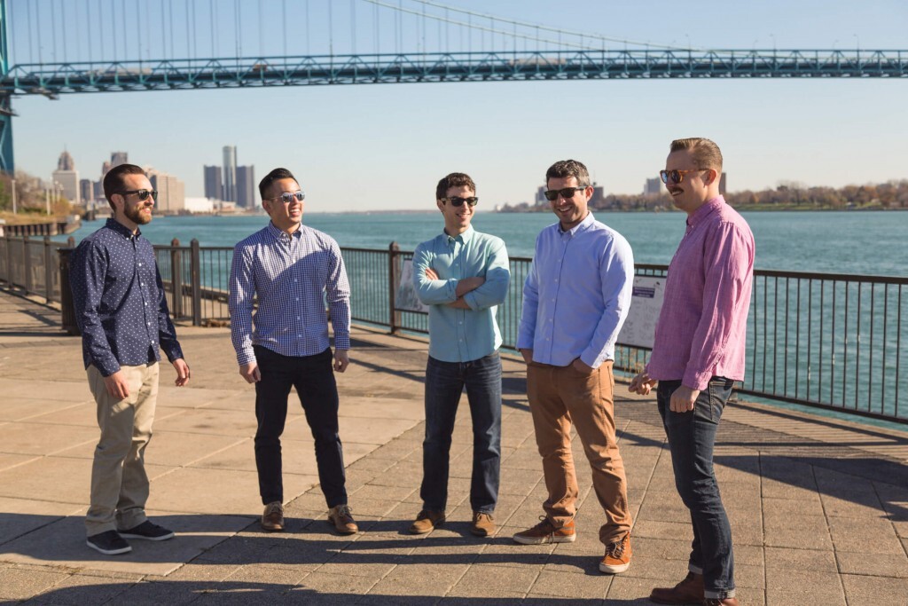 Homens com menos de 1,73m têm dificuldade em encontrar camisas com o corte ideal