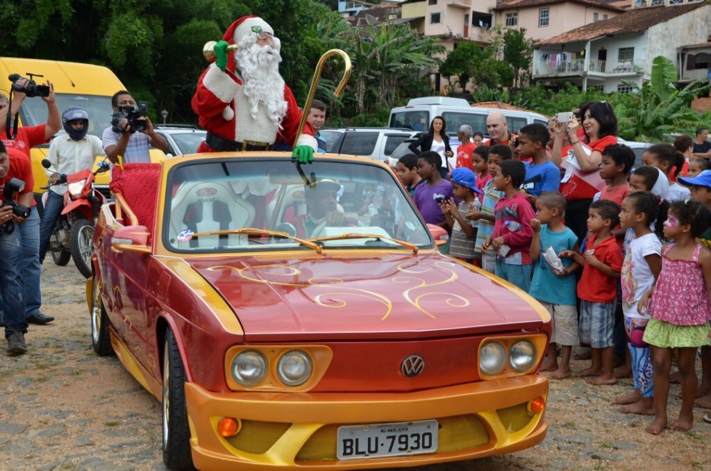Papai Noel visita crianças de bairros afetados pelo rompimento de barragem da Samarco em Mariana