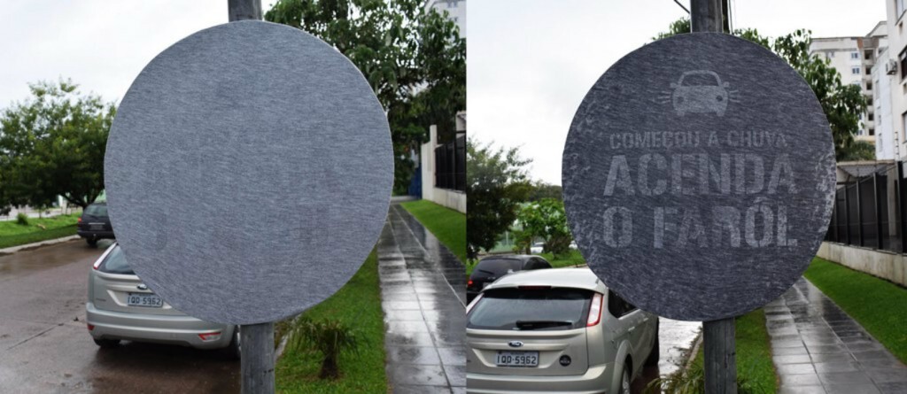 Placa de trânsito revela mensagem com a água da chuva