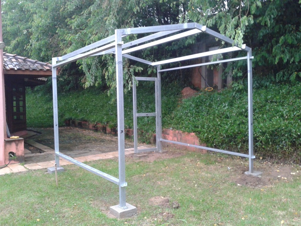 Com o kit minigalpão, é possível montar um espaço de 9 m² a 36 m²