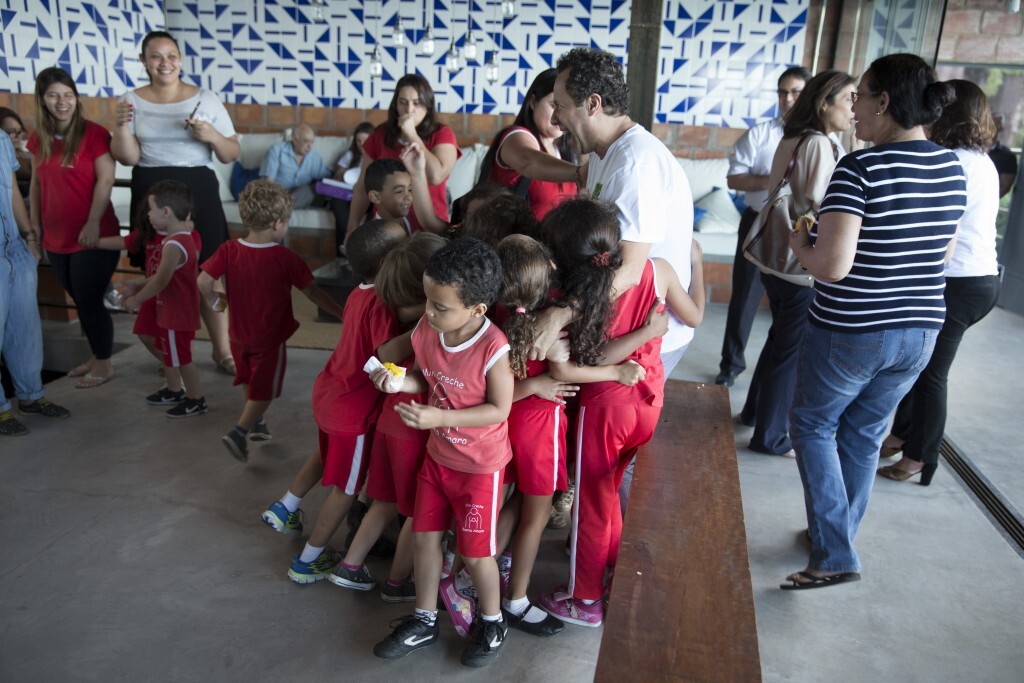 Vik Muniz cria abecedário com crianças