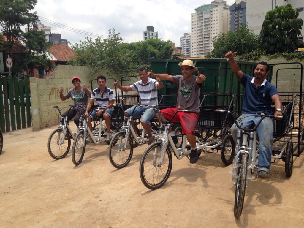 Carroceiros receberam triciclo após campanha de coleta de material reciclável