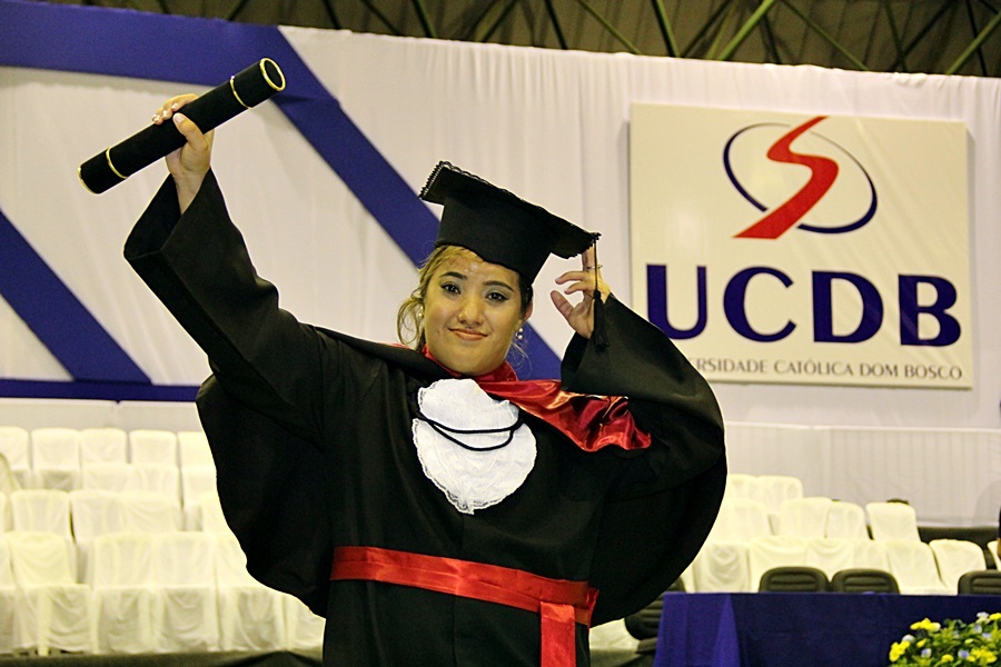 Ana Carolina em sua formatura na faculdade de jornalismo