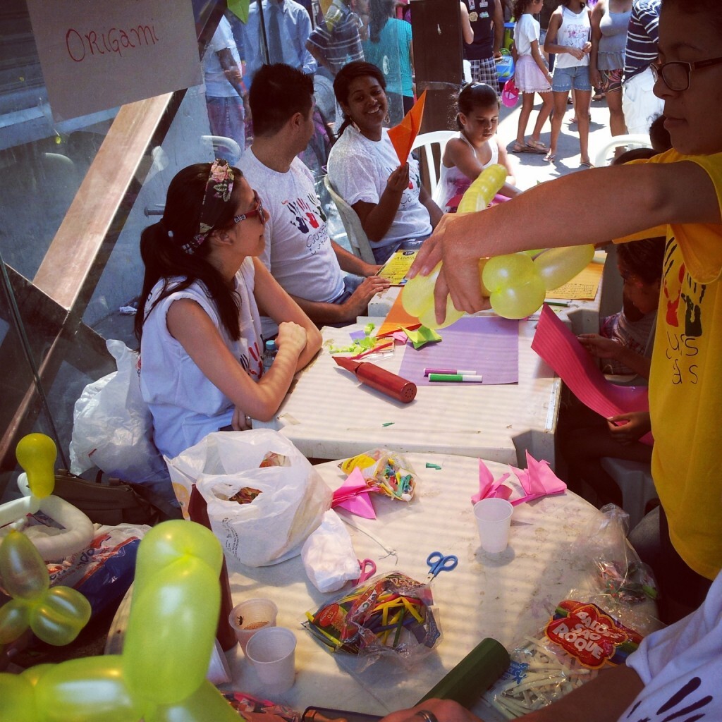 Voluntários do Causa Justas, que apoia ações sociais na Favela Vila Prudente, como o Função