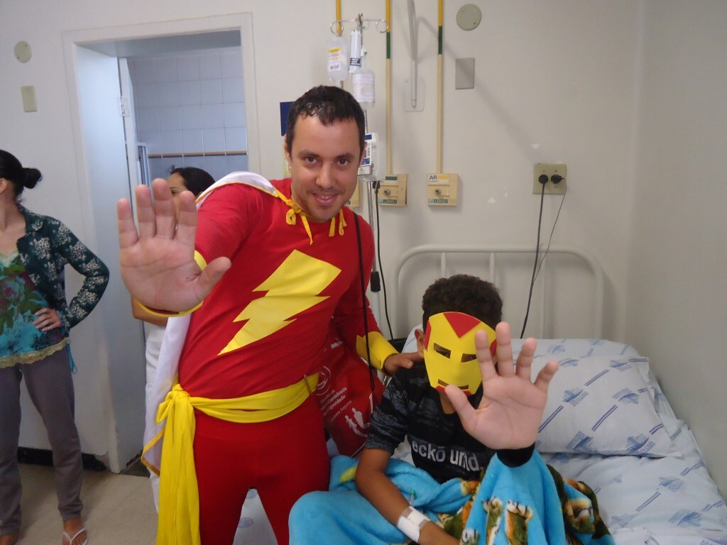 Shazam, da Liga da Justiça, visita Homem de Ferro em hospital de Belo Horizonte